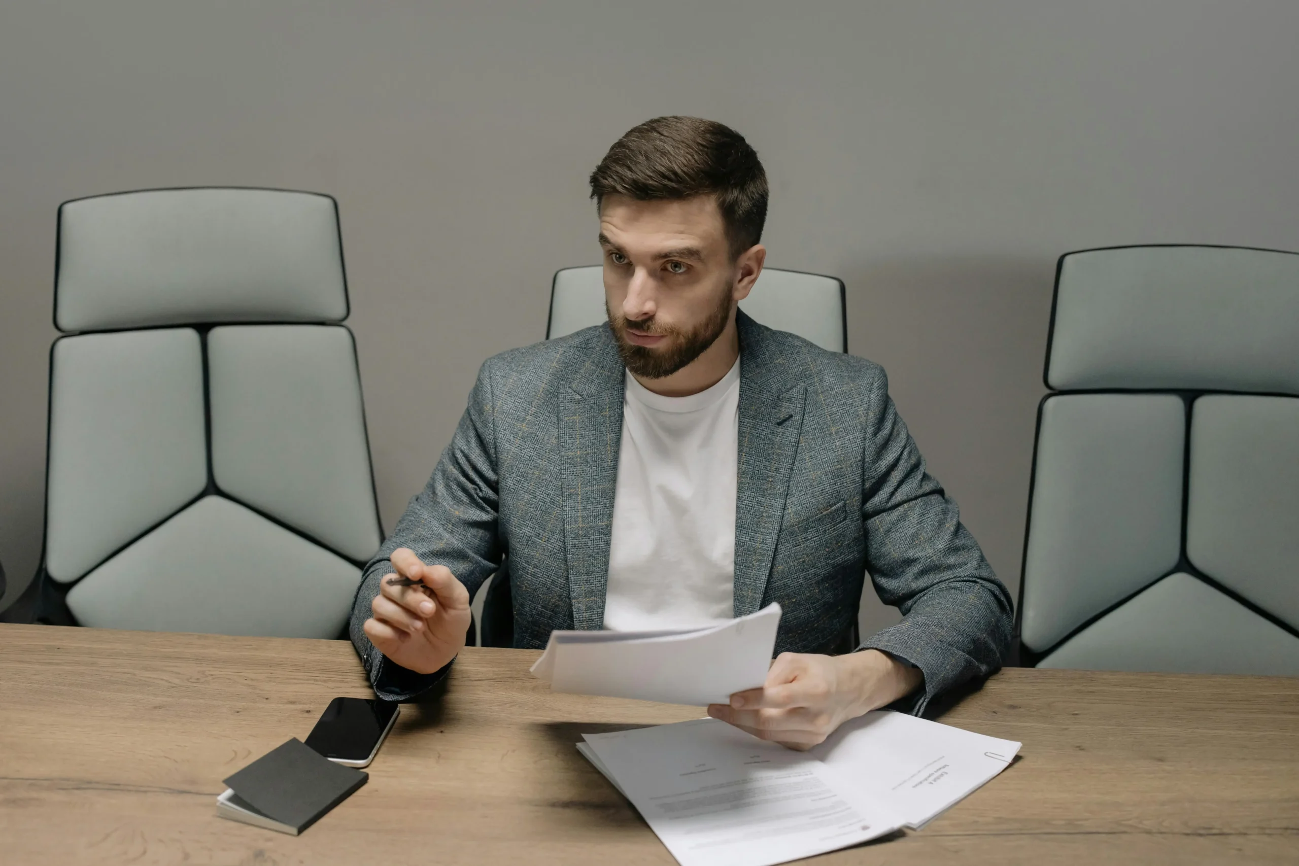 La Cañada Flintridge Slip and Fall Lawyer (1) Lawyer discussing personal injury claim with client.