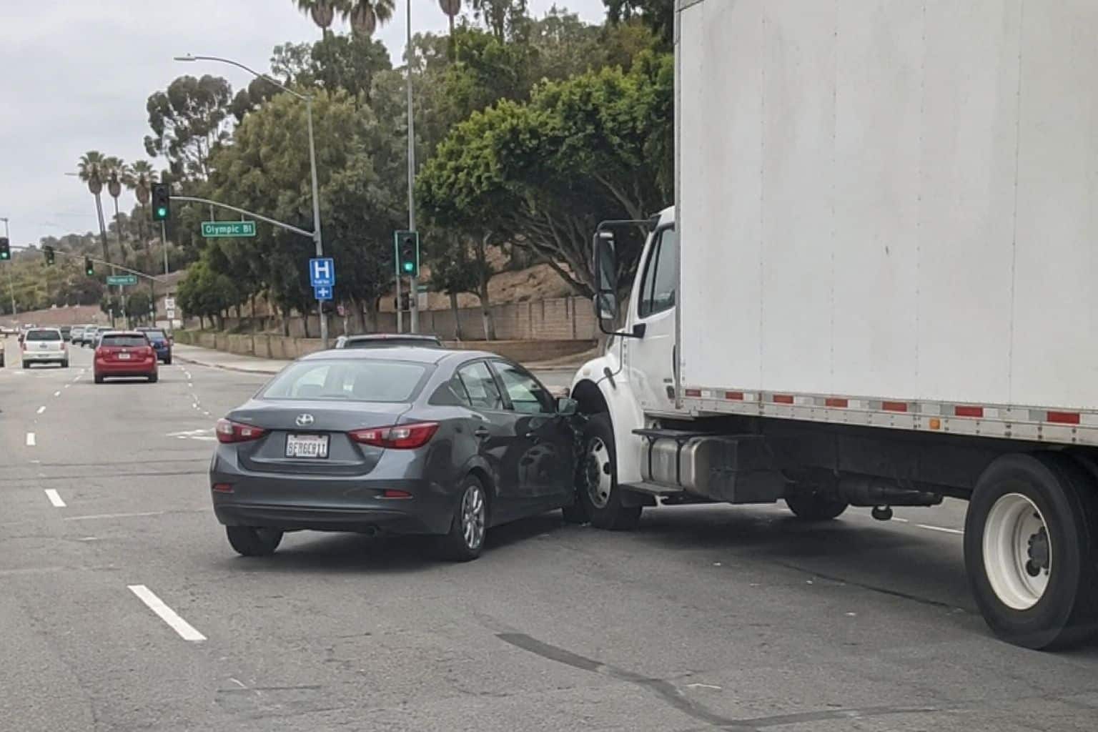 Los Angeles truck accident lawyer helping victims injured in a commercial truck collision